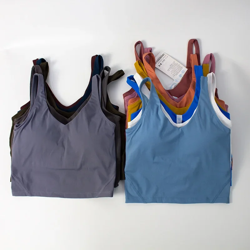 Colete de ioga feminino com alças em formato de U e almofadas de peito embutidas, oferecendo uma sensação de pele nua, adequado para fitness e exercícios.
