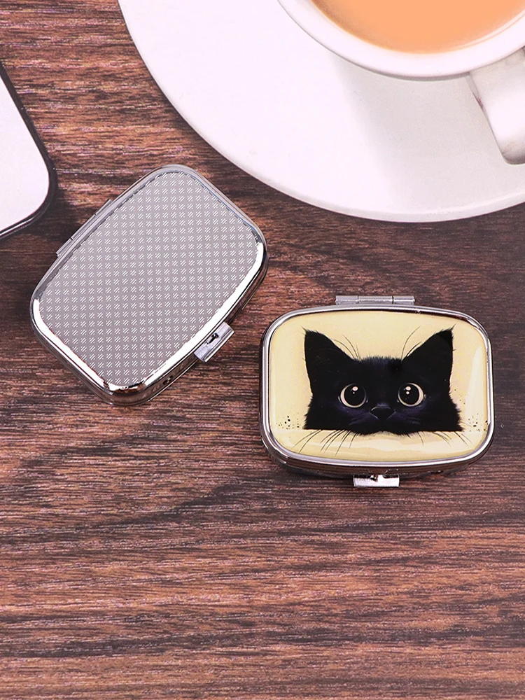 Boîte à pilules carrée en métal à compartiments, motif animaux de dessin animé (chats), étui de voyage portable pour médicaments, petite boîte de rangement pour pilules