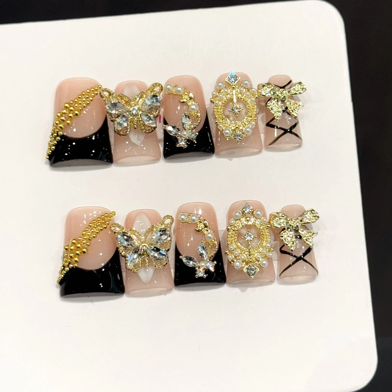 10 Stück Luxuriöse Glänzende Gold-Schmetterling Künstliche Nägel Europäisch Elegante Hochzeit Party Tragbare Falsche Nägel Schwarze Französische Aufklebenägel
