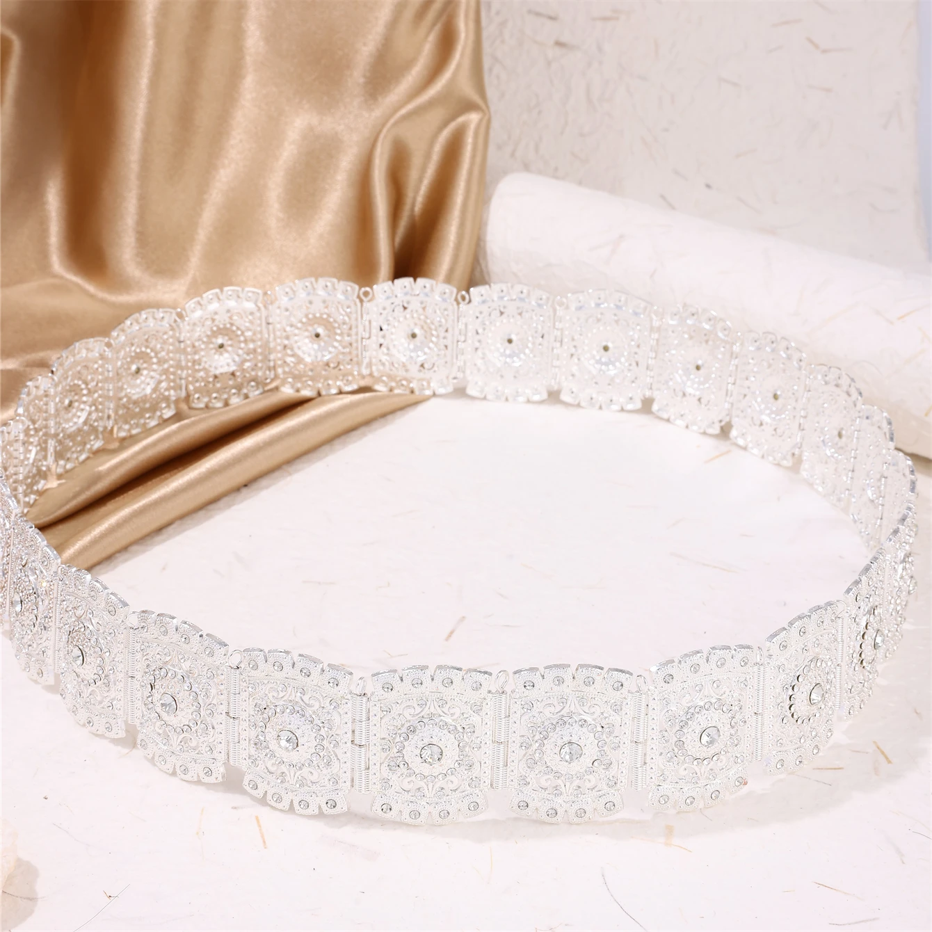 An Ornate Rhinestone-encrusted Gress Waist Accessories Arab Woman Body Chain French Retro Bridal Belt Adjustable Length