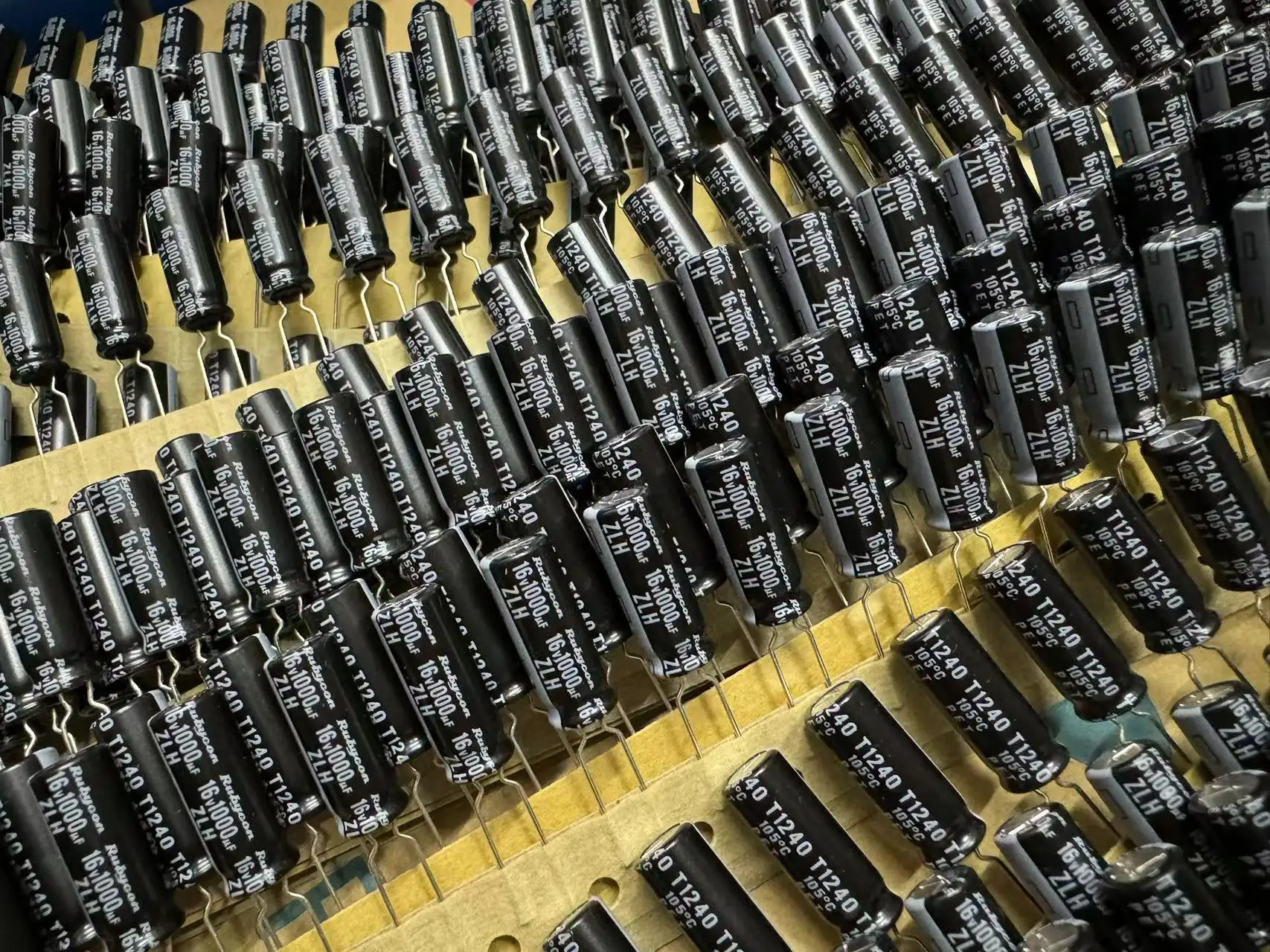 2024 10 sztuk Rubycon importowany aluminiowy kondensator elektrolityczny 16v 1000uf 8 x20 16 v1000uf ruby zlh wysokiej częstotliwości i długiej żywotności