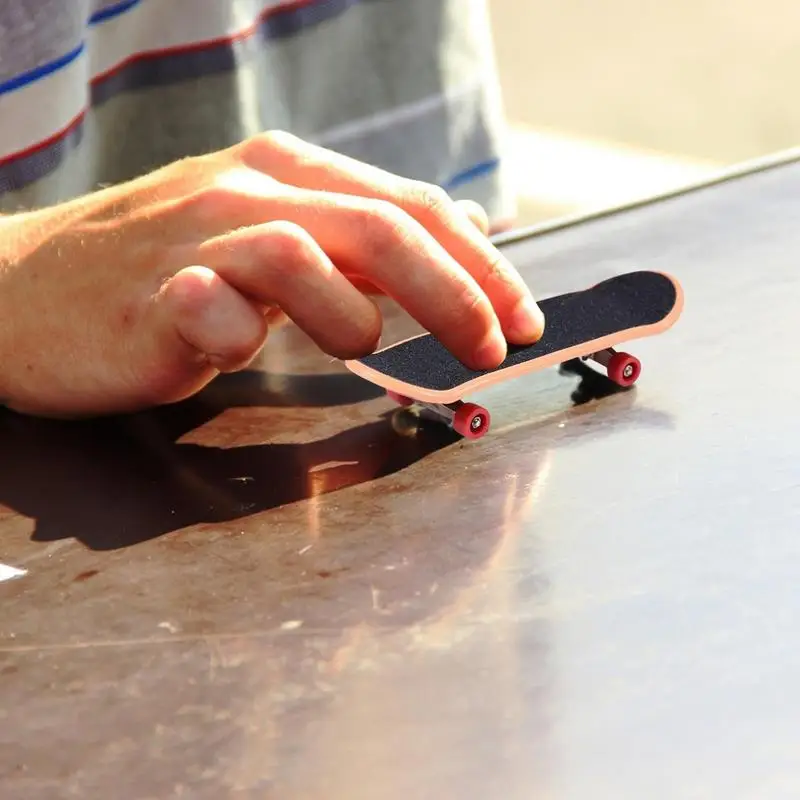 Set di skateboard da dito da 12 pezzi per bambini Mini tastiera giocattolo Colore casuale Doppia piastra di deformazione Skateboard per giocattoli per bambini Regalo