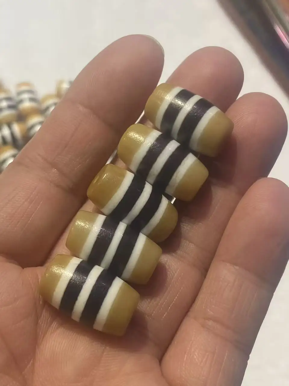 

1 шт. Маленькие бусины-бочонки с эффектом патины, черно-белые, желтые, полосатые, 20 мм, для создания украшений в тибетском этническом стиле.