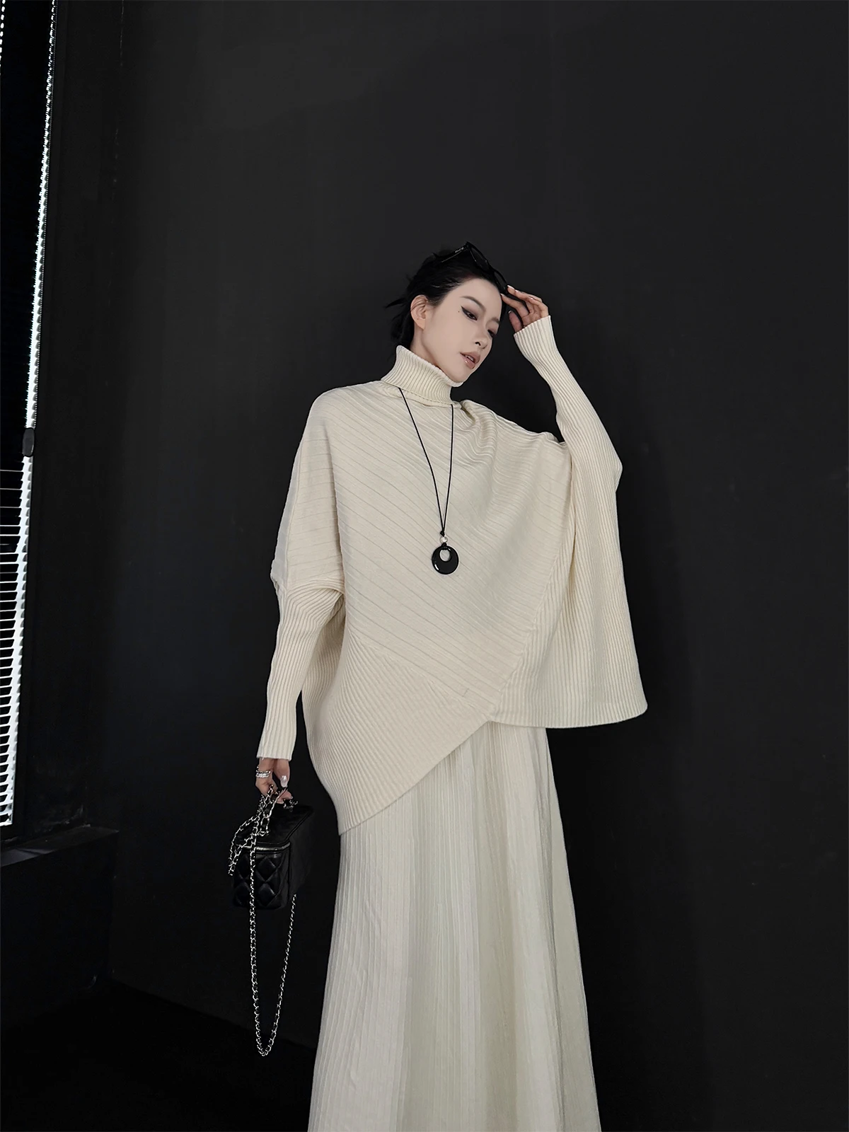 

Вязаный комплект из пальто с высоким воротником и юбки А-силуэта для женщин: зимний повседневный модный ансамбль с длинными рукавами и высоким воротником