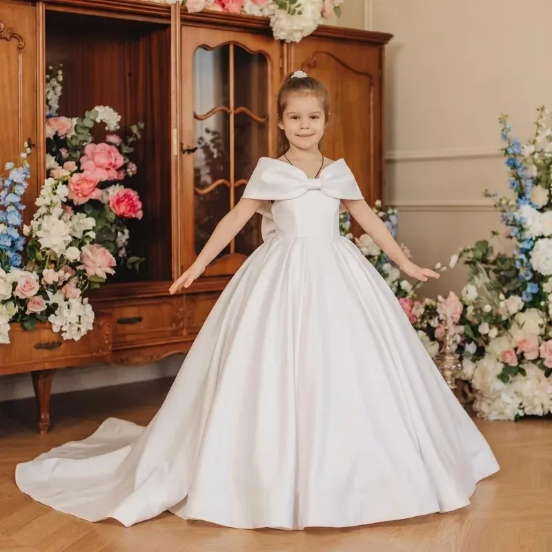 Großhandel Maßgeschneidertes Liebliches Mädchen Erstes Taufkleid Weißes Satin-Schulterfreies Blumenmädchenkleid mit Schleife Flauschiges Bodenlanges Hochzeitskleid – Detail 4
