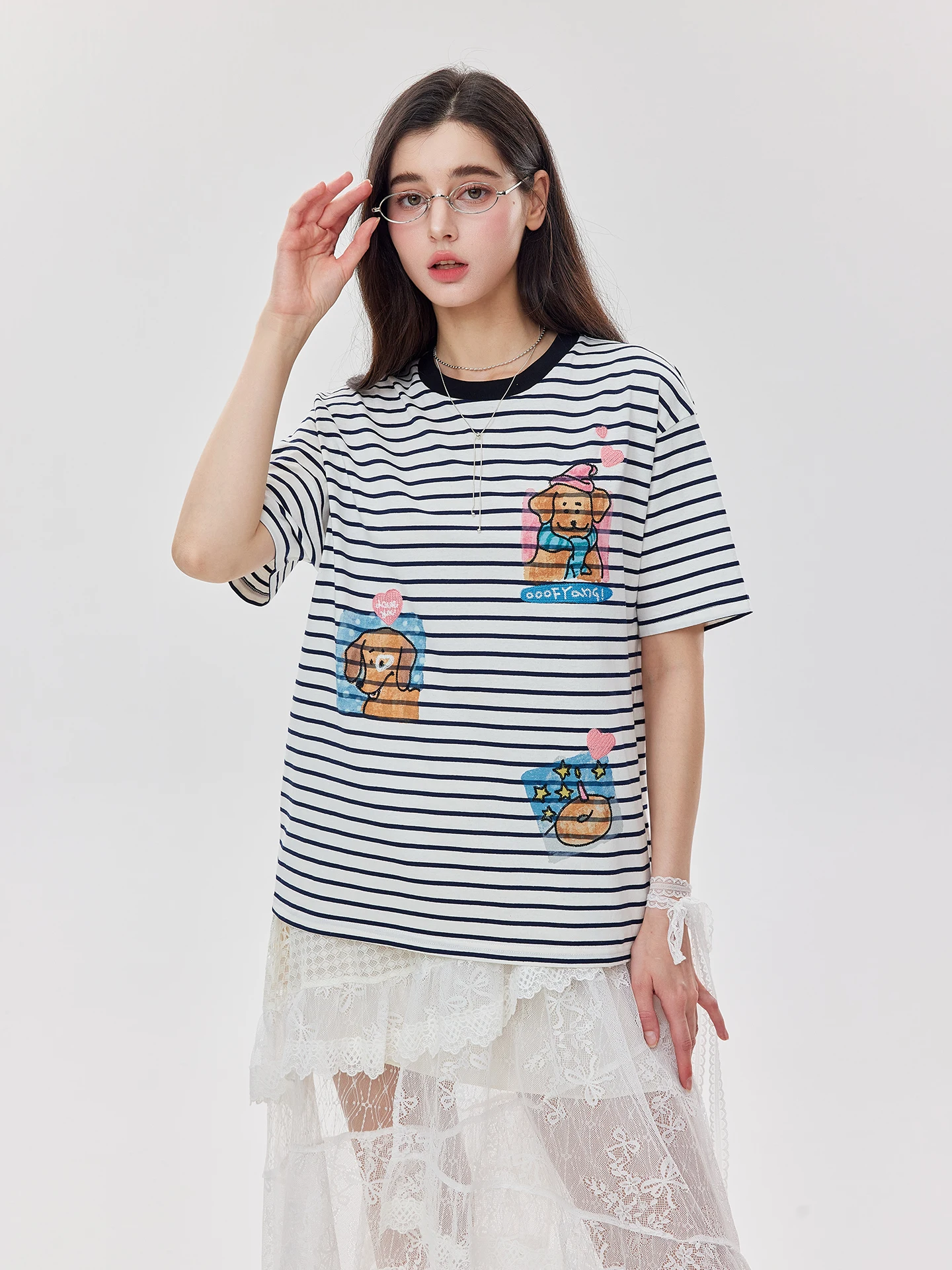 

Футболка OoofYang с полосатым принтом, свободного кроя, с коротким рукавом, женский топ с забавным собачьим узором, стройнящий дизайн, летняя, из хлопка и полиэстера