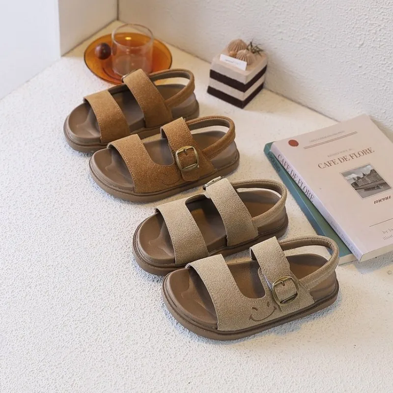 

Новые летние сандалии для девочек 2026 года, модные детские пляжные сандалии на плоской подошве, трендовая простая и универсальная повседневная обувь, нескользящие