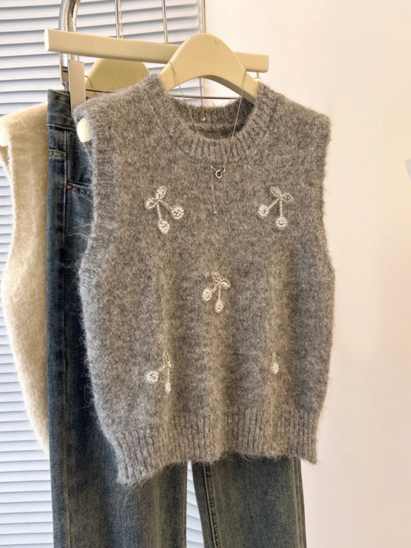 

Heavyweight Cherry Embellied Diamond Knitted Vest Women's Svel Faionable Autumn 2025 Poetic Lin Commute Sle Pure ...