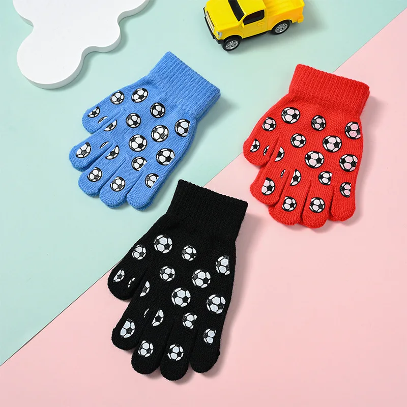 

Designed for primary school students, these are five-finger gloves with printed cartoons, suitable for outdoor sports