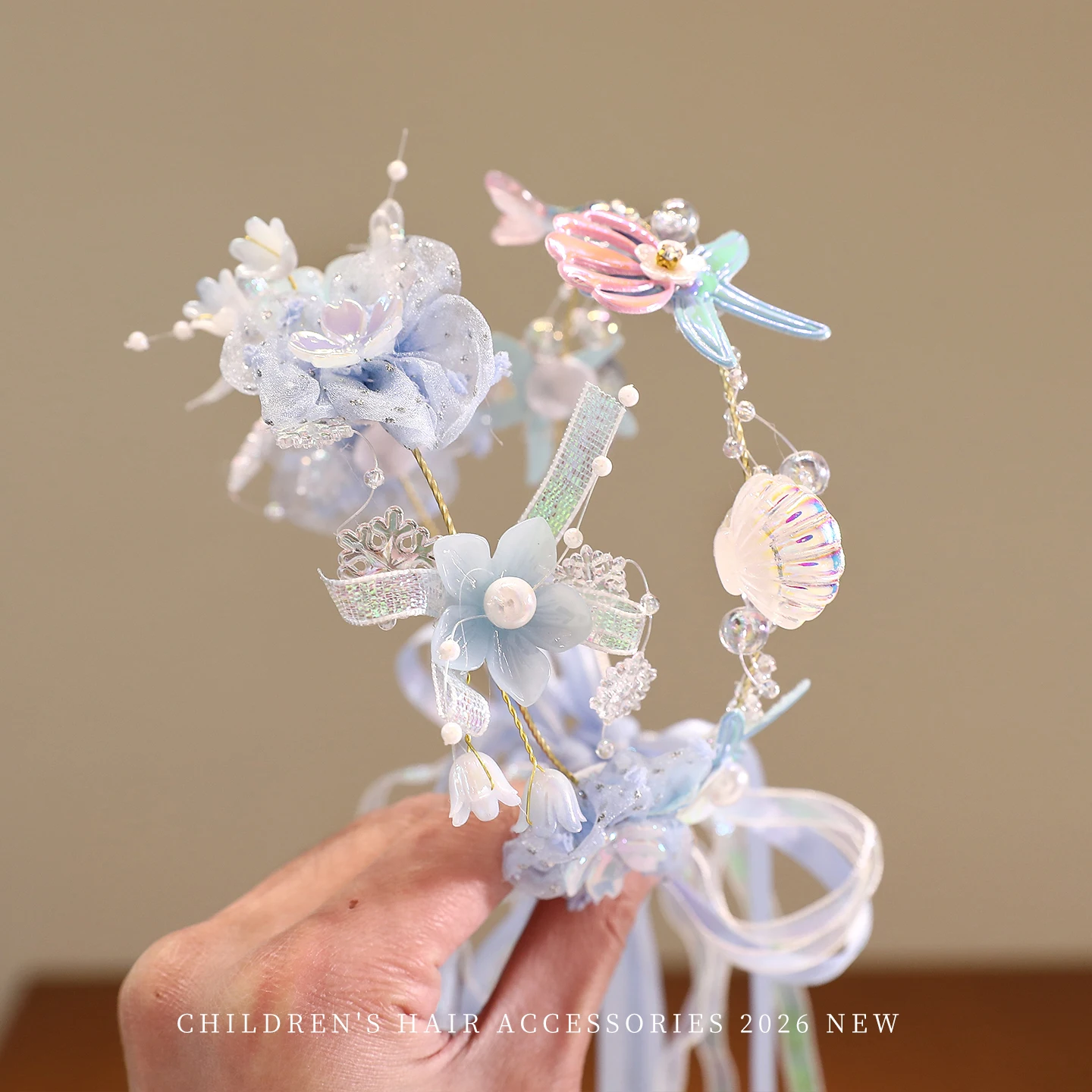 2026 Neue Prinzessinnen-Stirnbänder in Blau und Rosa mit Blumen, Schmetterlingen, Muscheln und Perlenquasten, lange Bänder, schmerzfrei für Babys und Mädchen, als Geschenk – Detail 4