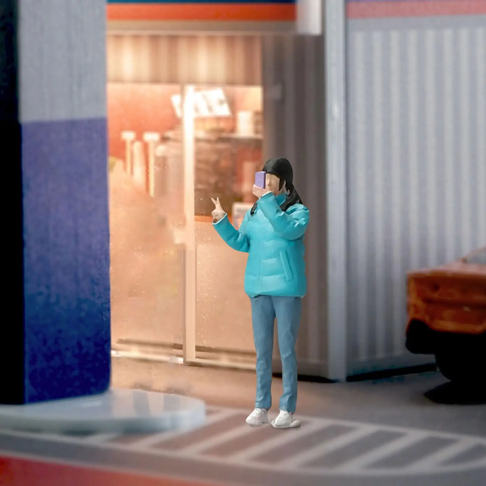 女の子の建築小さなダウンジャケットモデル、人のフィギュア、ミニチュアシーン、レイアウトの装飾、1:64