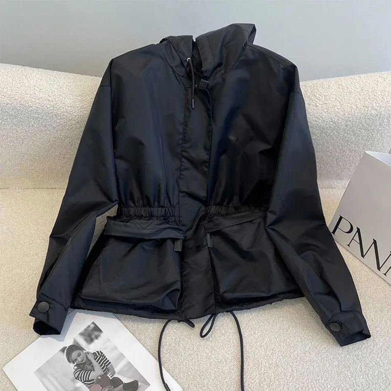 Giacca Anorak nera da donna 2025 - Giacca a vento sottile stile coreano, cappotto autunnale chic con coulisse e cappuccio