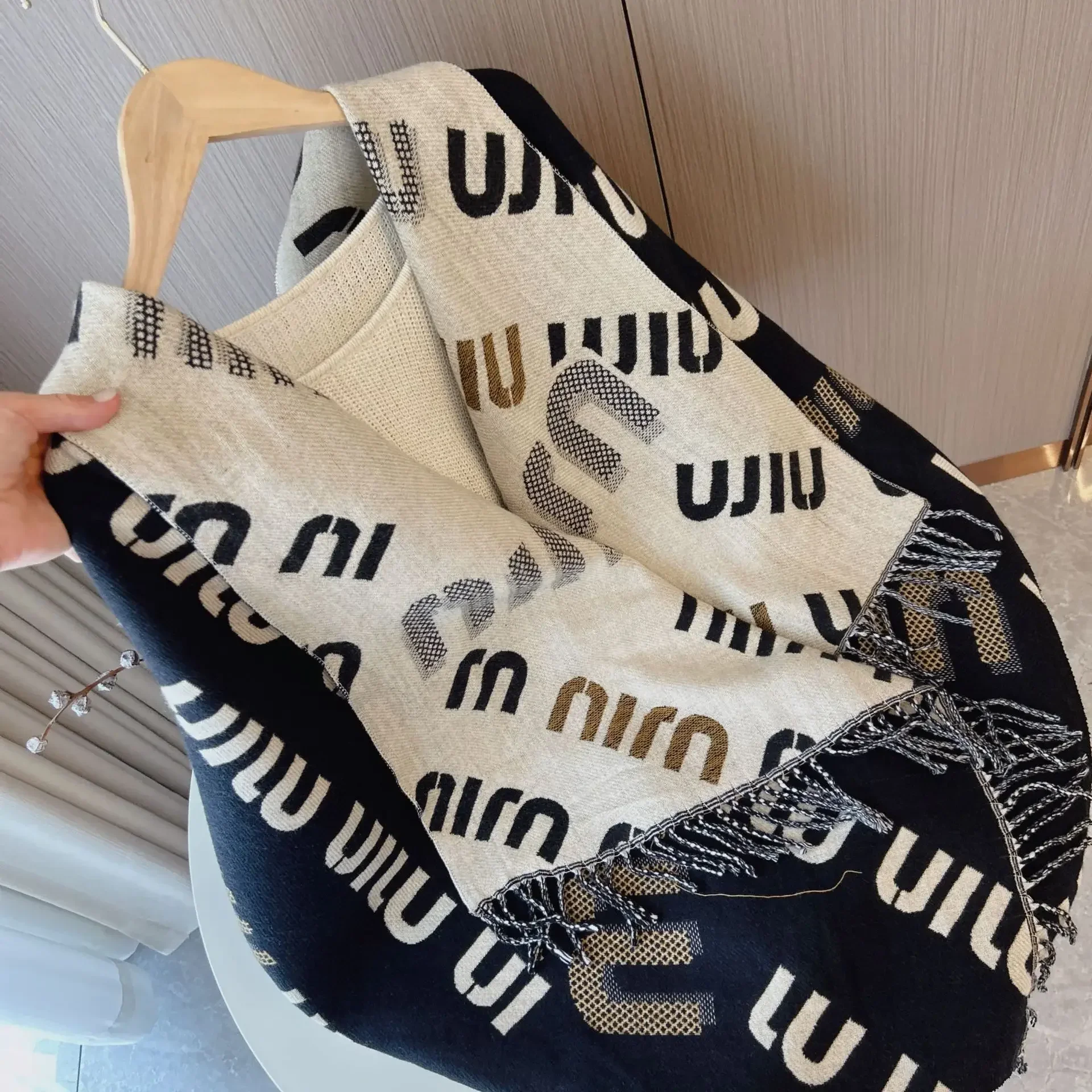 وشاح جديد لعام 2025 للسيدات للشتاء بألوان متطابقة أوشحة دافئة تقليد حروف الكشمير على الوجهين شال مكيف الهواء السميك #4