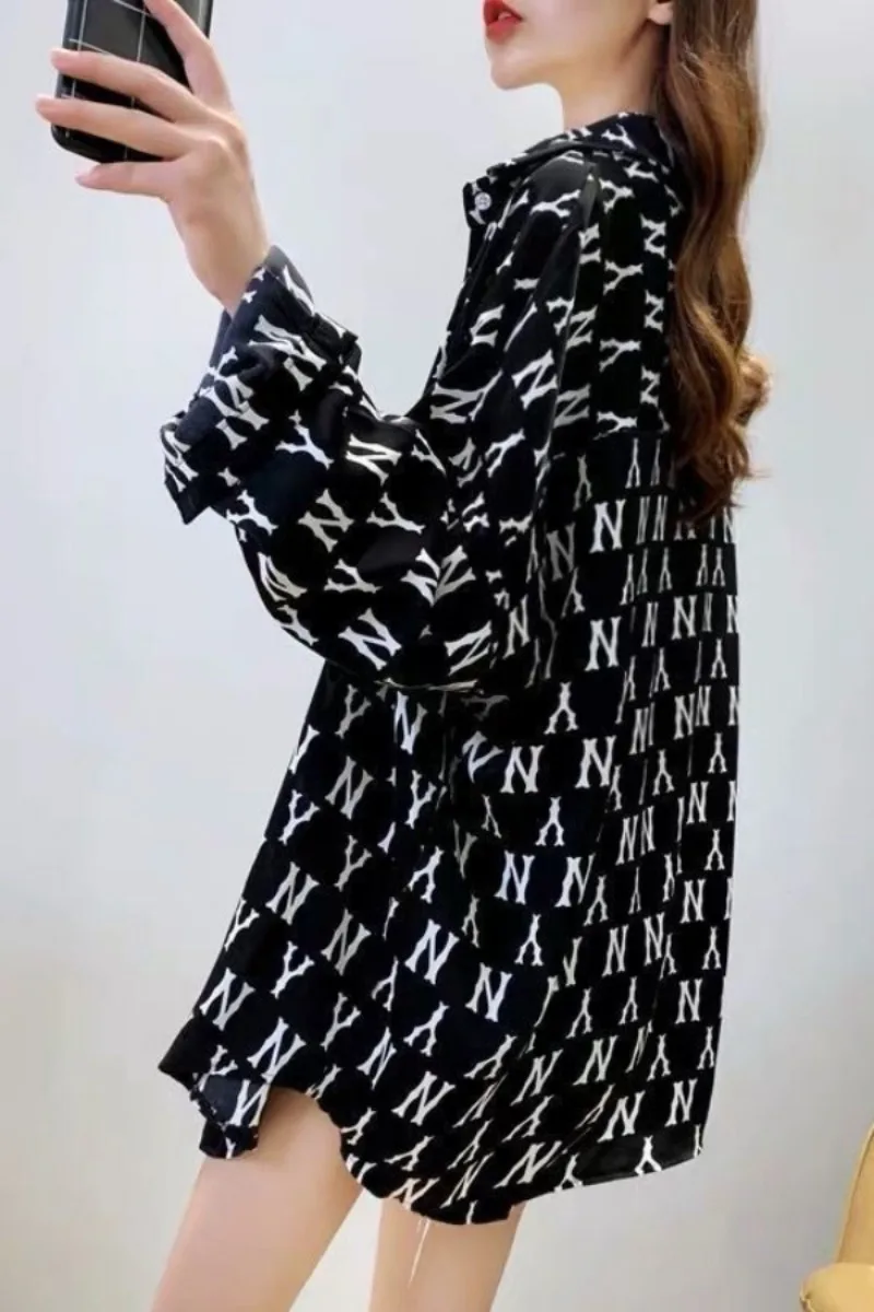 

Ранняя осень. Свободная рубашка большого размера с принтом в стиле ретро и ощущением дизайна. Тонкий и удобный универсальный топ средней длины с мясным покрытием.