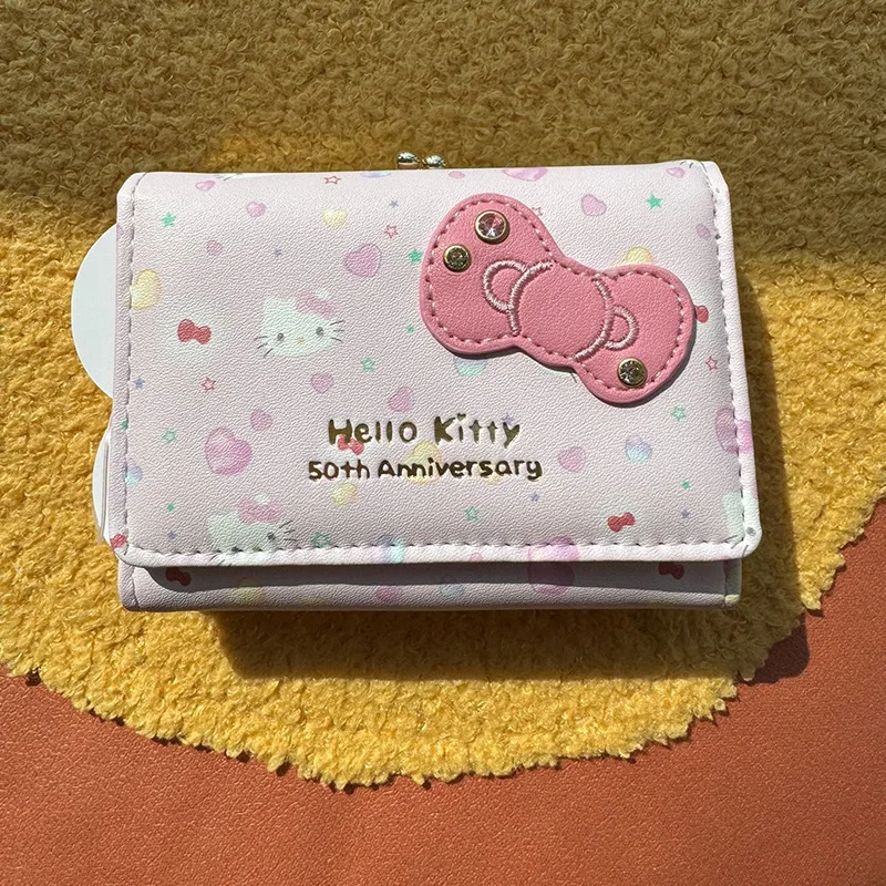 Sanrio กระเป๋าสตางค์ลาย Hello Kitty, กระเป๋า50TH ฉลองครบรอบปีกระเป๋าหนัง PU แฟชั่นลำลองกระเป๋าใส่บัตรน่ารัก kado ulang tahun