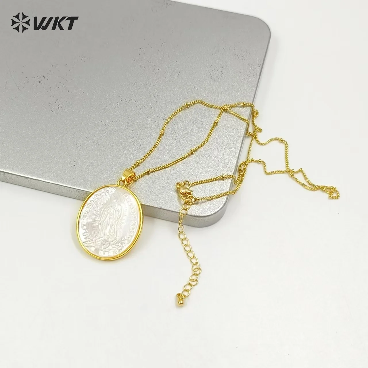 

WT-JN022 Wholesale Natural Round Shape Shell Necklace With 18K Gold Strim Chain For Women Special Jewelry