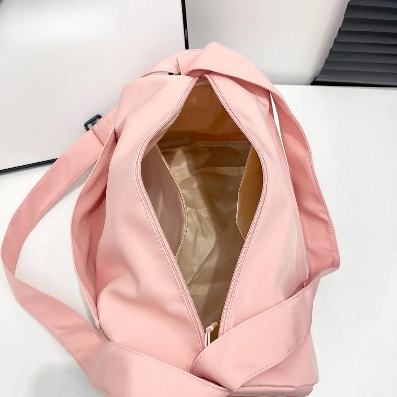 Casual dry and wet separation fitness bag is simple in solid color and can be used for storage and commuting