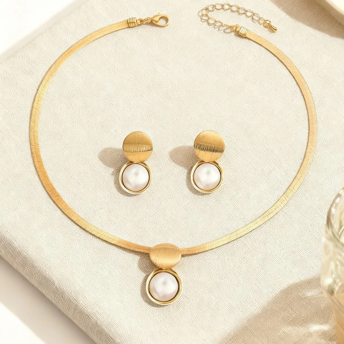 Stylish and elegant wide-faced flat snake chain imitation pearl round collarbone necklace stud earrings set round earrings