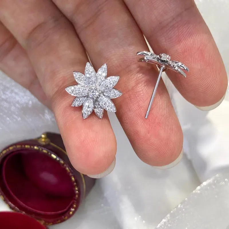 Huitan Kristall Blume Ohr stecker Mikro gepflastert cz funkelnden Piercing Accessoires für Frauen Phantasie Geburtstags geschenk Modeschmuck