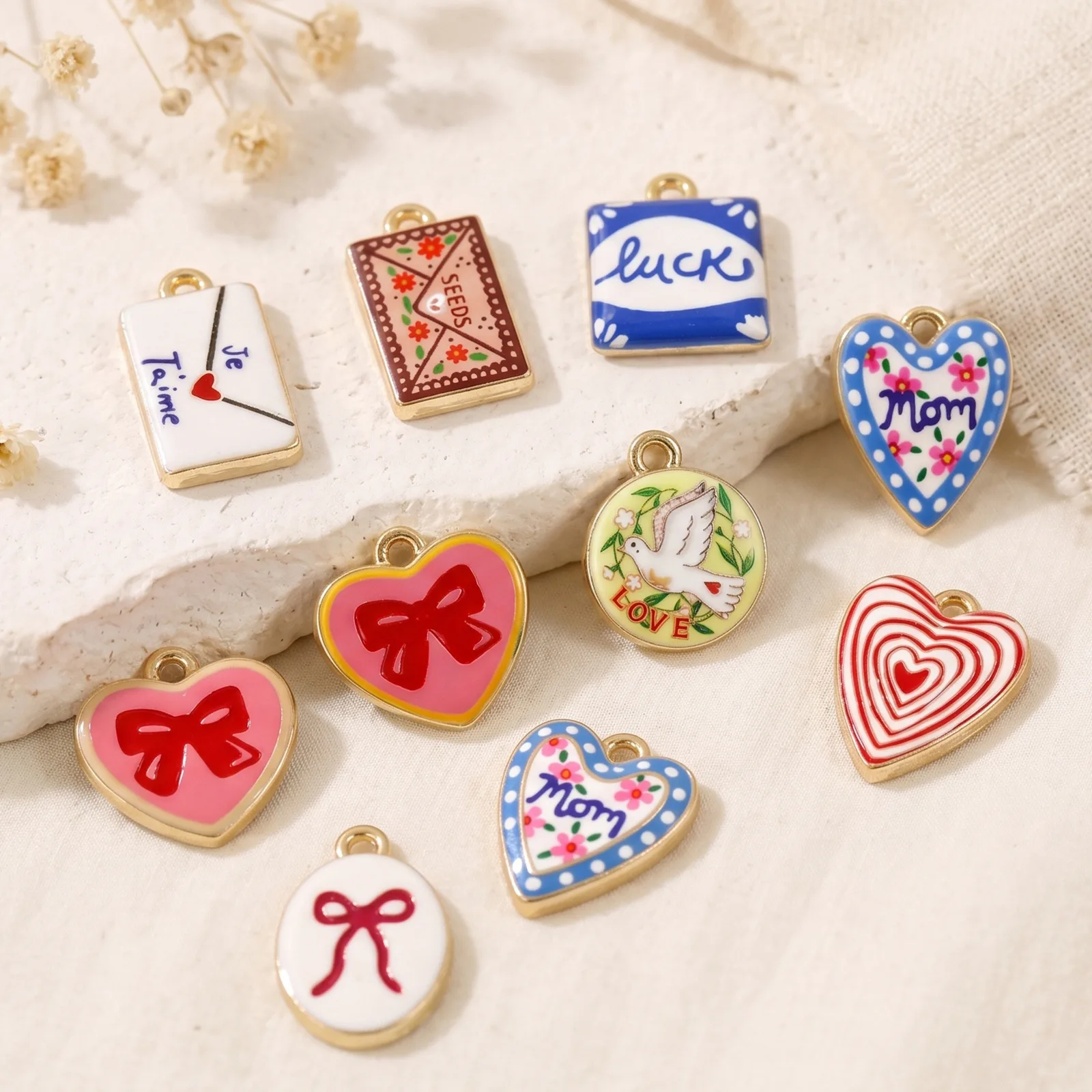 5 Stück Zinklegierungs-Anhänger, vergoldet, beidseitig bedruckt, Herz-Schleife, „Je T'aime“, „Glück“, „Mama“, Anhänger für DIY-Halsketten, Großhandel – Detail 2