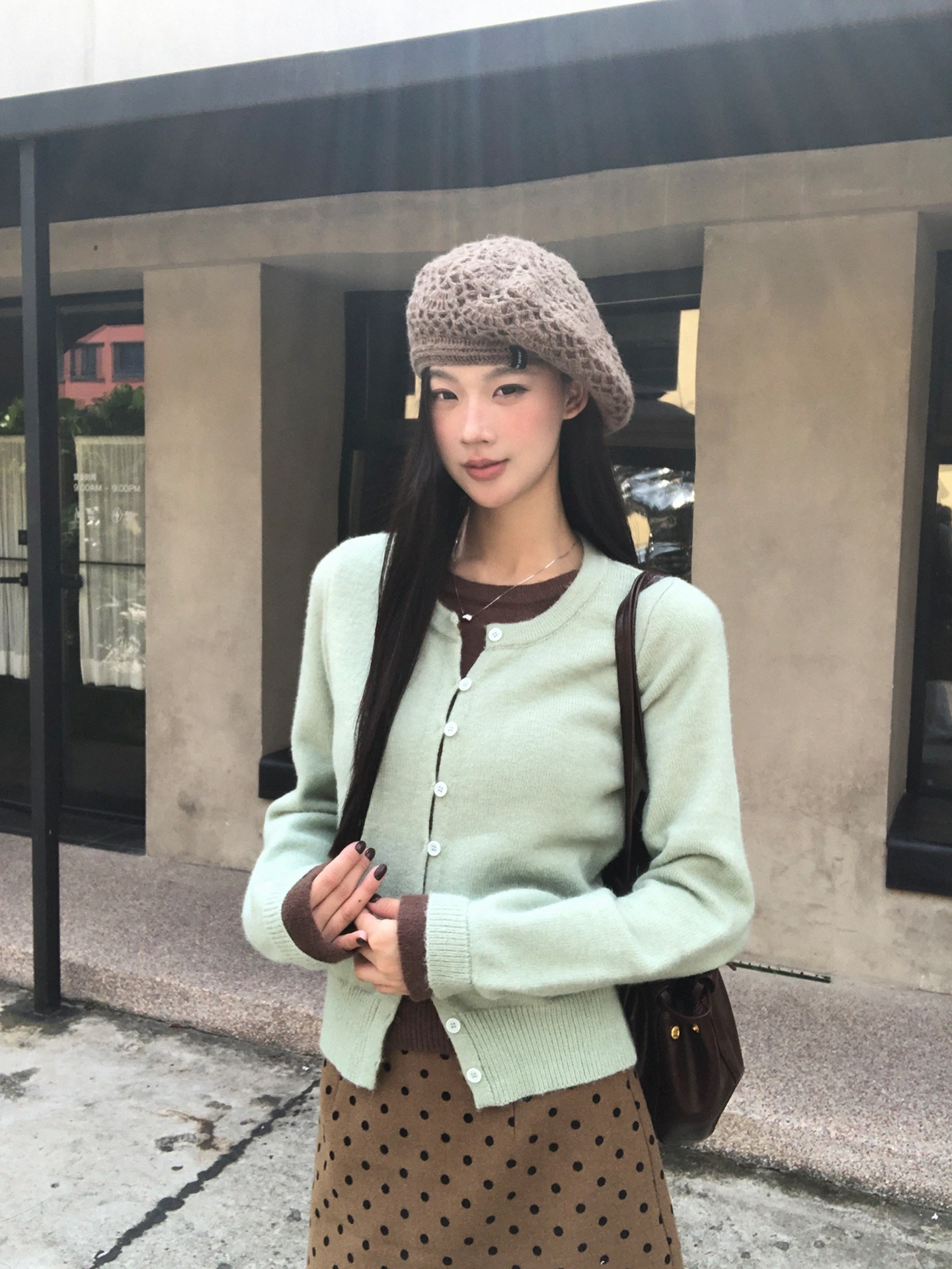 سترة محبوكة ضيقة للنساء موديل 2025 الجديد لخريف وشتاء الأزياء بتصميم قطعتين وهمي وحسية أنيقة