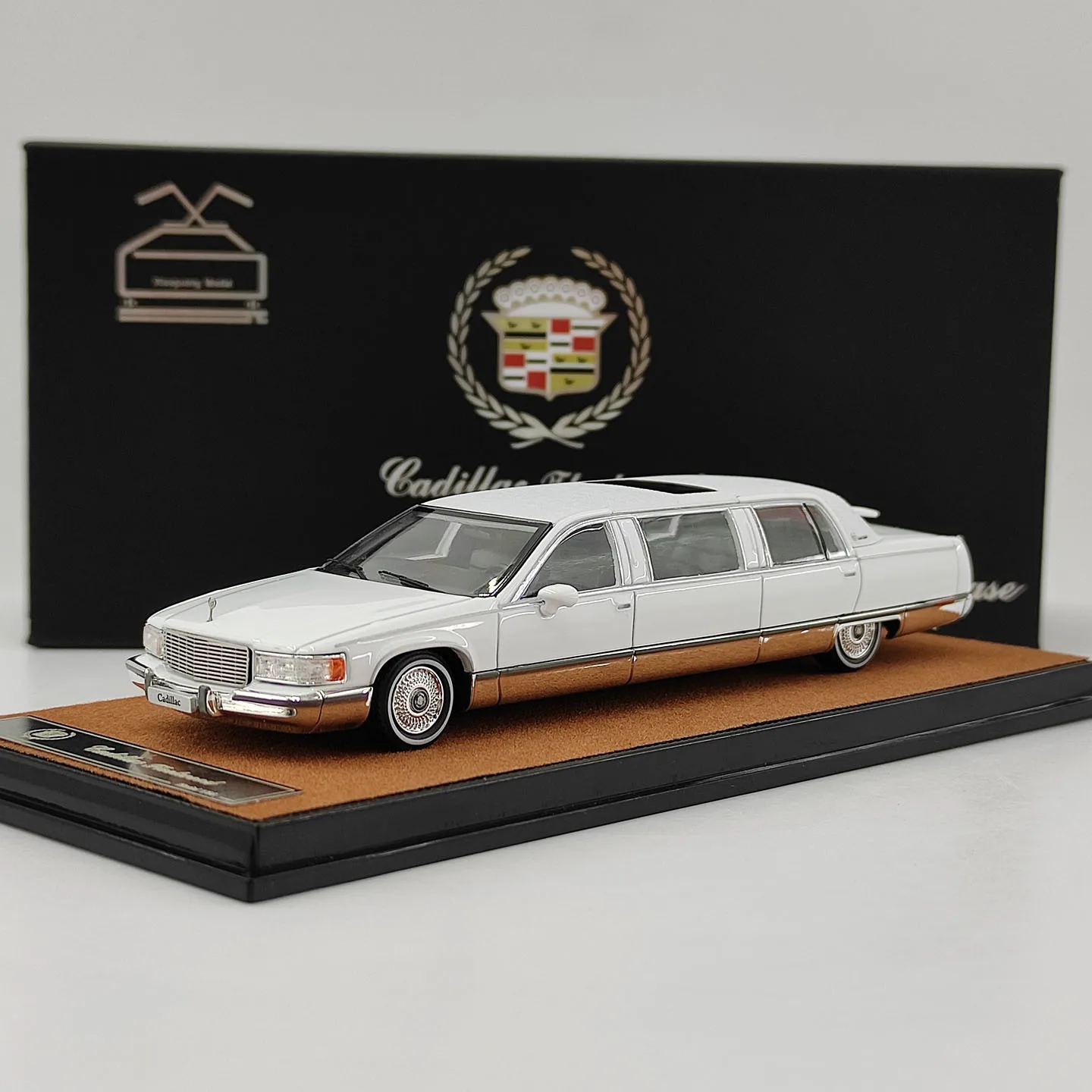 Diecast xiaoguang 1:64 Scale Cadillac Wood Extended Edition Fleetwood Alloy Car Model