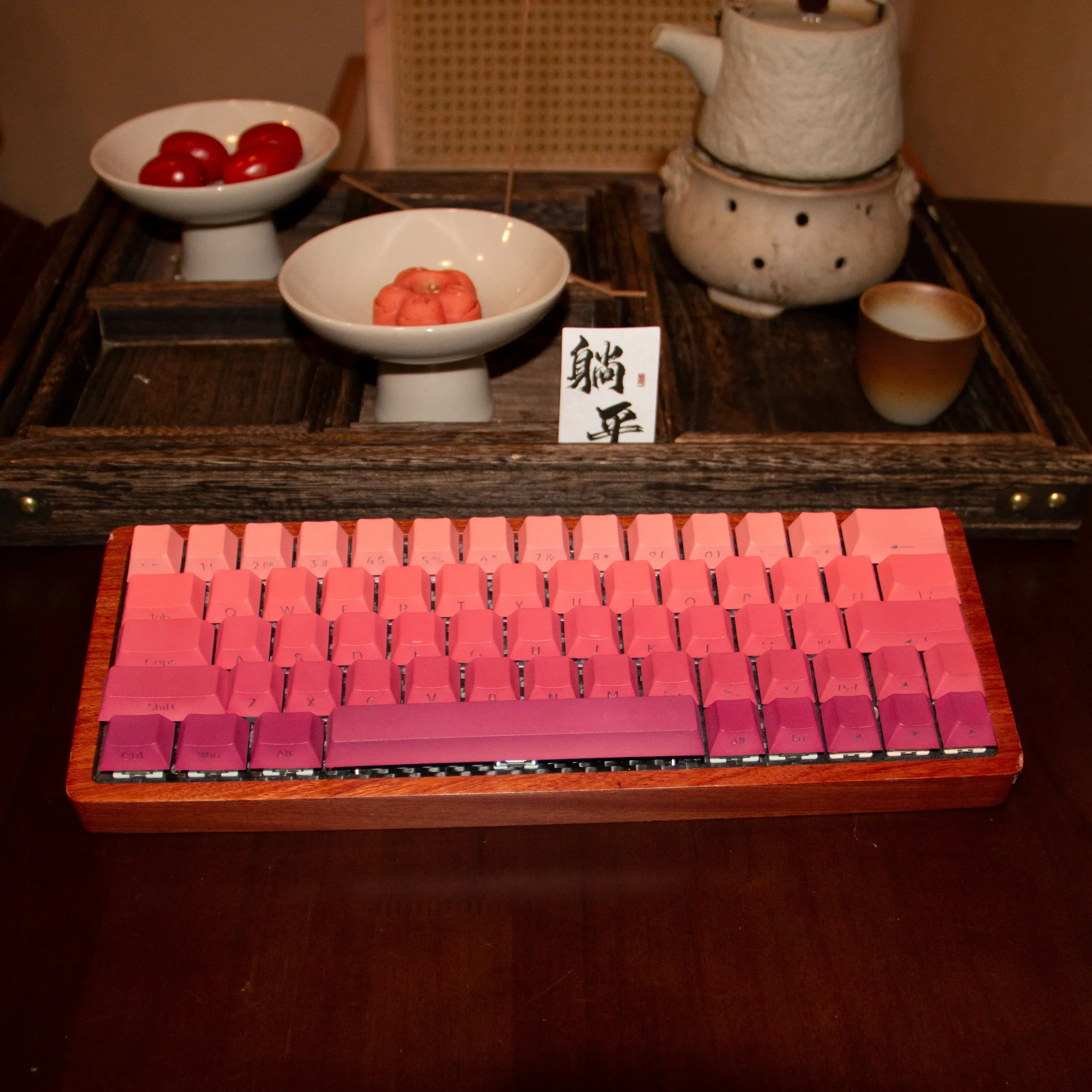 Geleidelijke verandering rouge kleur is gegraveerd zijkant gegraveerde lichtdoorlatende keycaps, mechanisch toetsenbord PBT keycaps, vijfzijdig warm