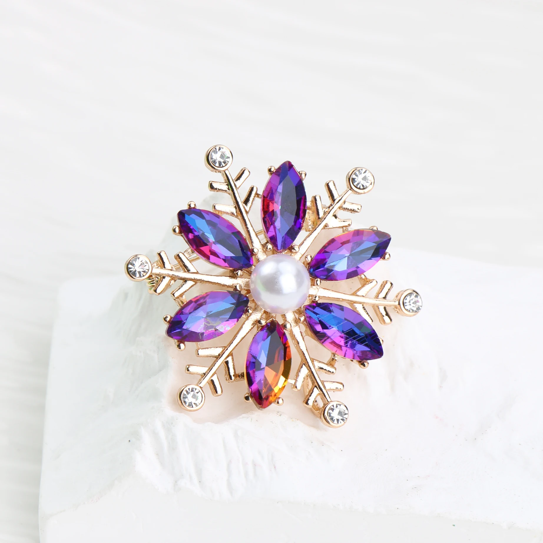 Christmas Fashion Snowflake Brooch Creative Elegant Individual Gender Pin Fashion Simple Clothing Accessories Women