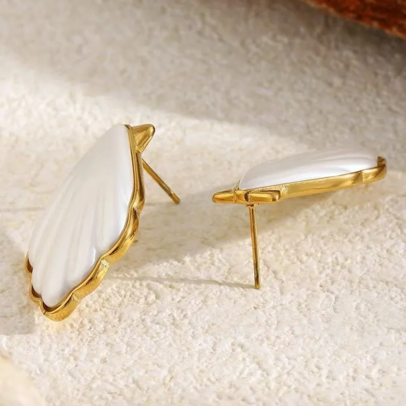 French Vintage Style Metal Earrings for Women Pearl Shell Pattern Ear Cuff Luxury Gold Edge Pearl White Ear Jewelry Unique Desig