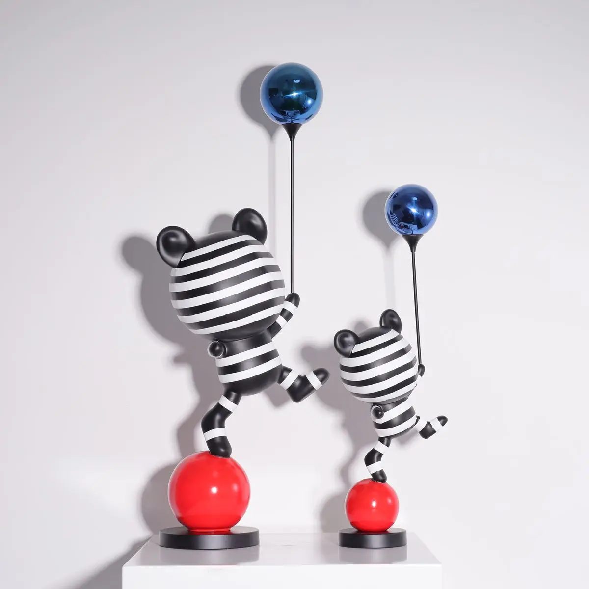 

Interior Cute Large Cartoon Bear Sculpture Floor Statue Resin Children's Balloon Crafts