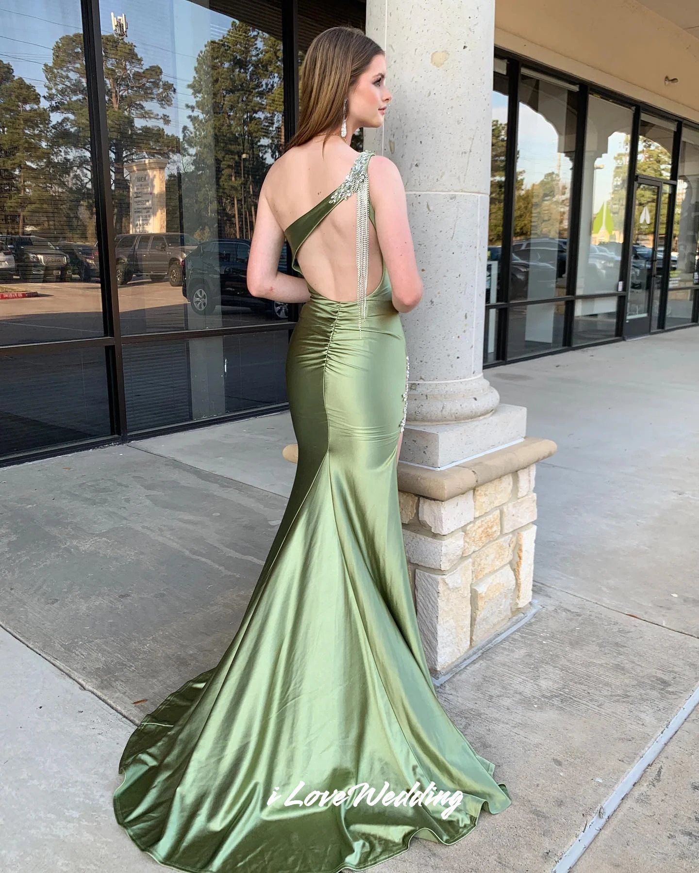 فستان حفلة موسيقية أخضر بكتف واحد مطرز من الساتان بدون أكمام حورية البحر سبليت بدون ظهر بطول الأرض مطوي قطار سويب حديث حسب الطلب
