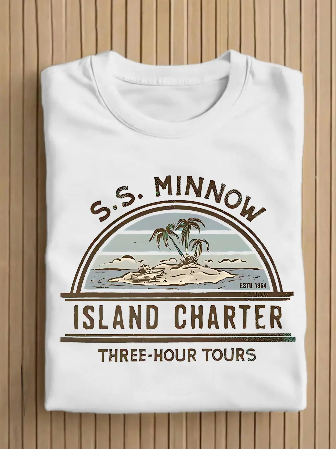 Camiseta Vintage con Estampado de Alquiler de Isla SS MINNOW y Diseño Retro de Palmeras y Océano, con Estampado 'Tour de Tres Horas' y 'ESTD 1964'