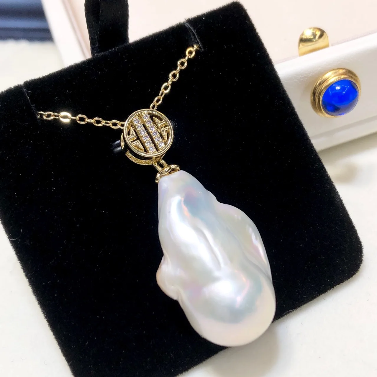 

Natural Big white baroque freshwater shaped illusion strong light Edison pearl pendant fashion personality jewelry