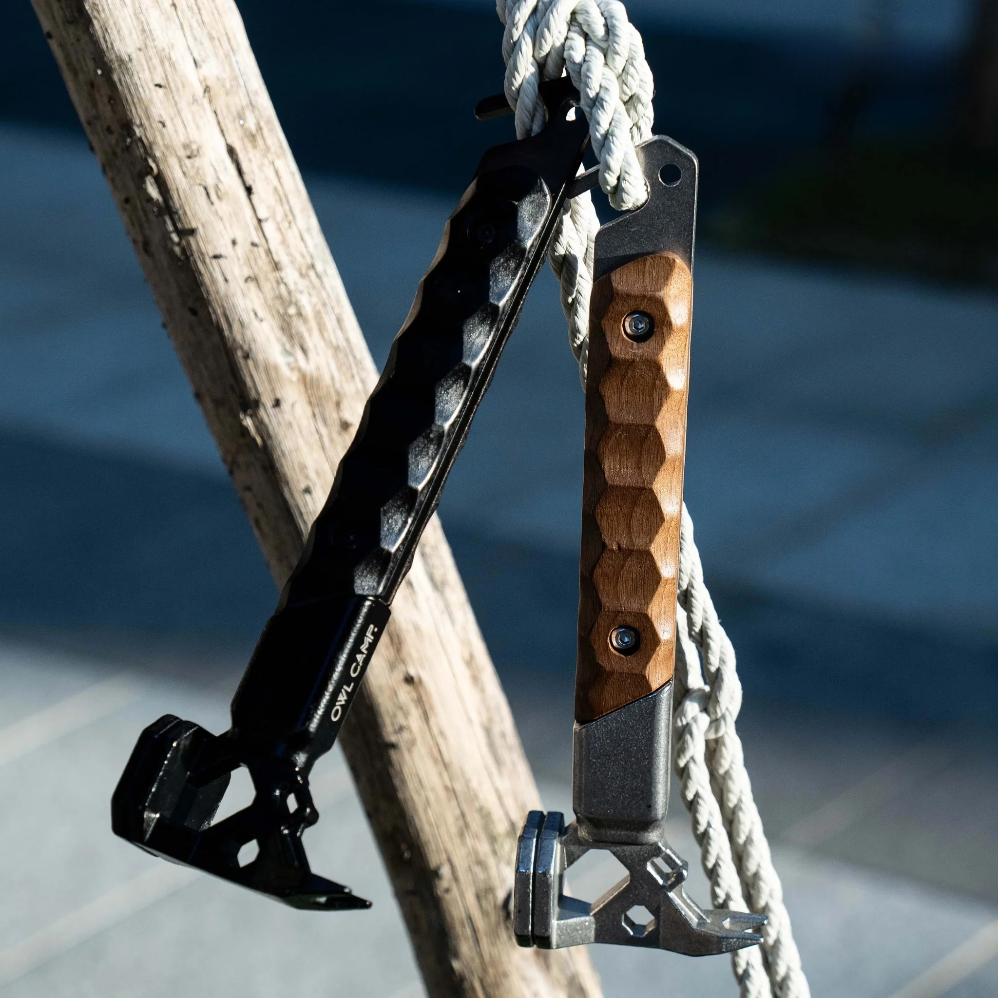 outil-polyvalent-bicolore-marteau-a-came-equipement-de-voyage-d'escalade-en-plein-air-durable-de-la-marque-muxin-camp-de-chine