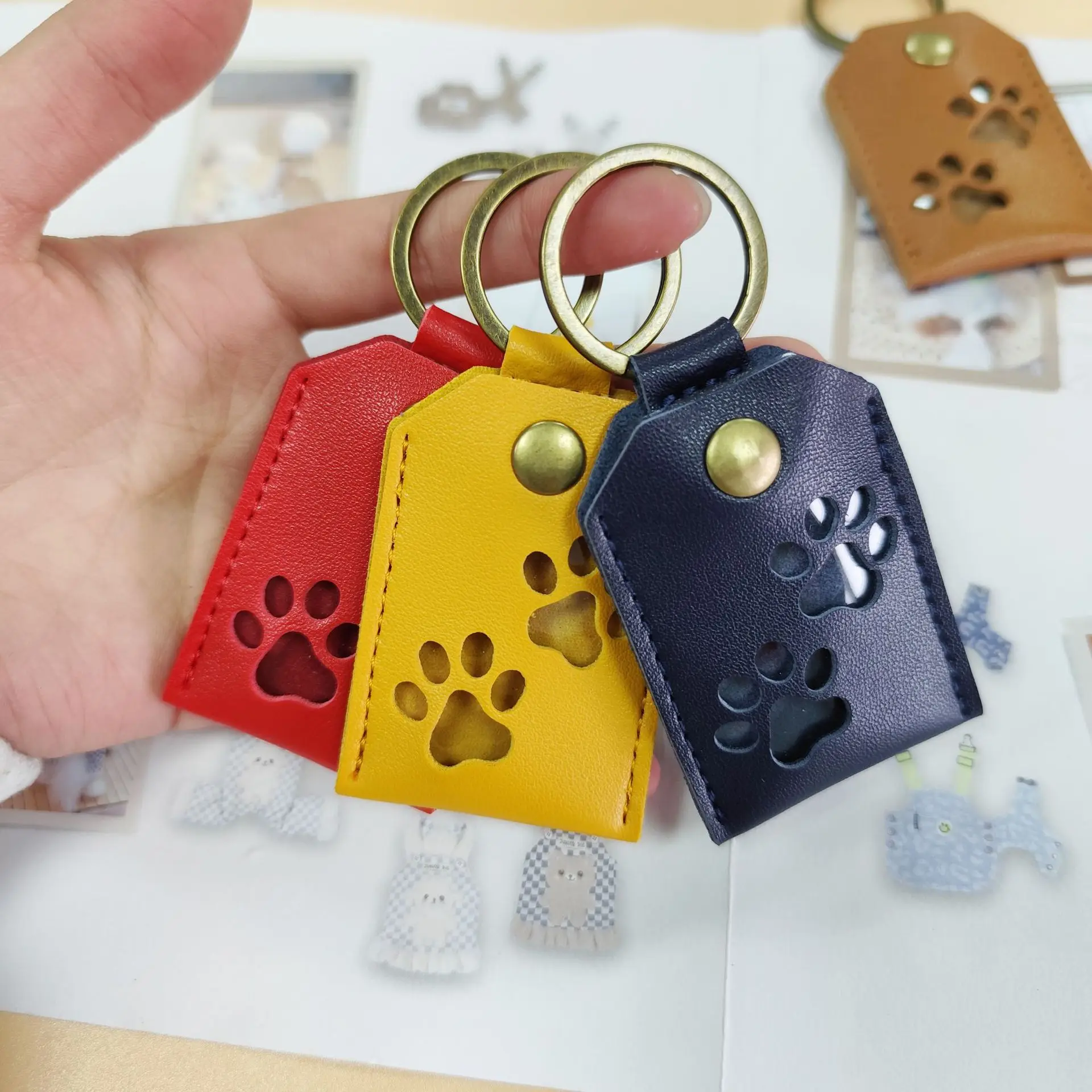 

Memorial Leather Pet Hair Storage Bag Cat Paw Keychain Multifunctional Portable Keychain