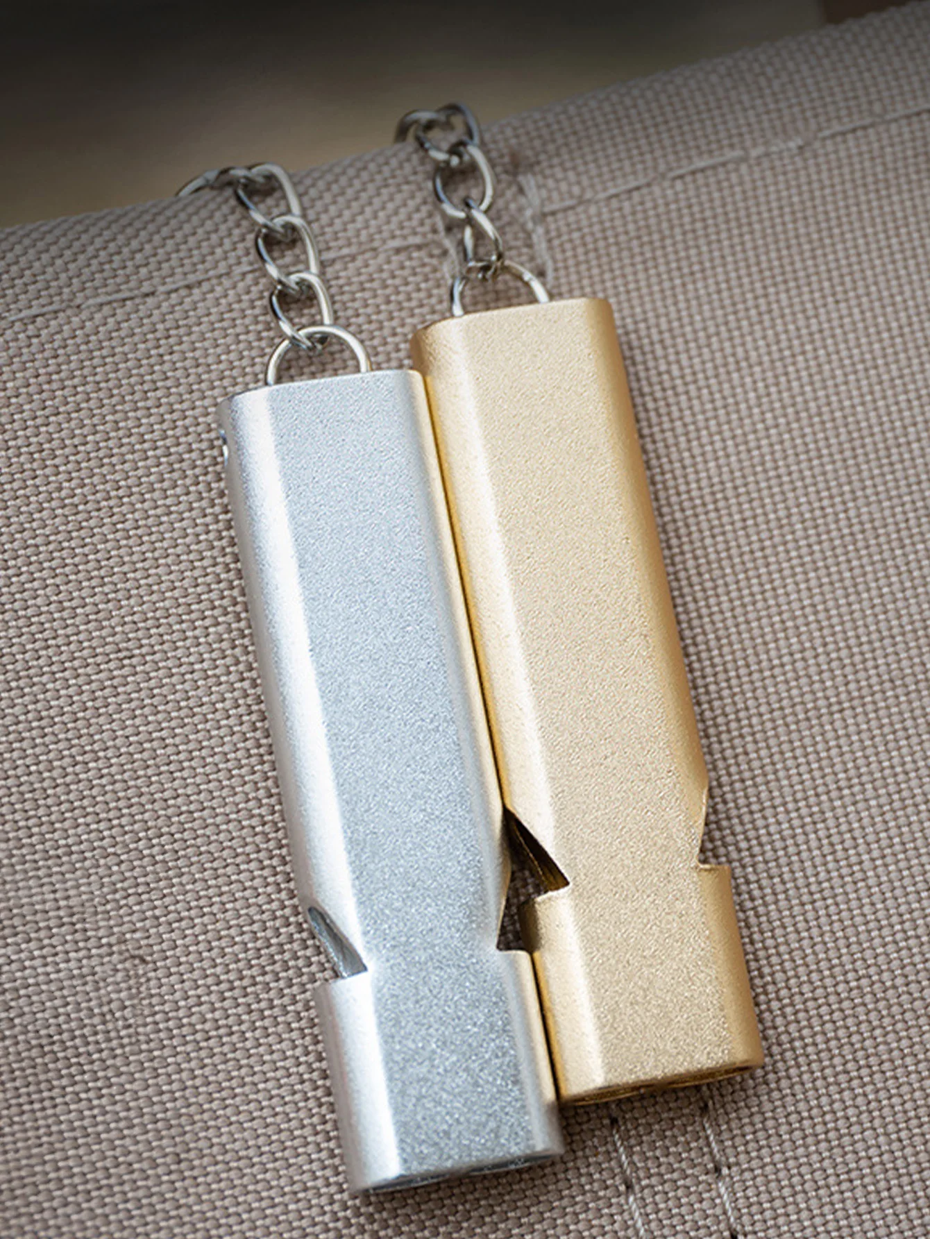 

Свисток из алюминиевого сплава, свисток для спасения на открытом воздухе из нержавеющей стали, высокочастотный свисток, свисток для выживания с двумя отверстиями, взрывоустойчивый свисток.