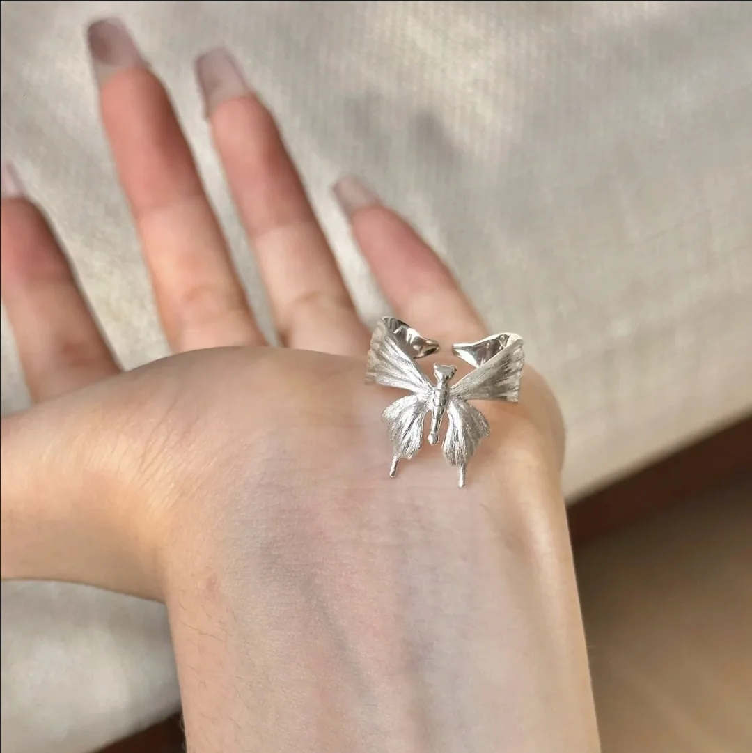 

Brushed craft butterfly ring with cool and delicate wings, versatile and super fairy princess butterfly knot ring