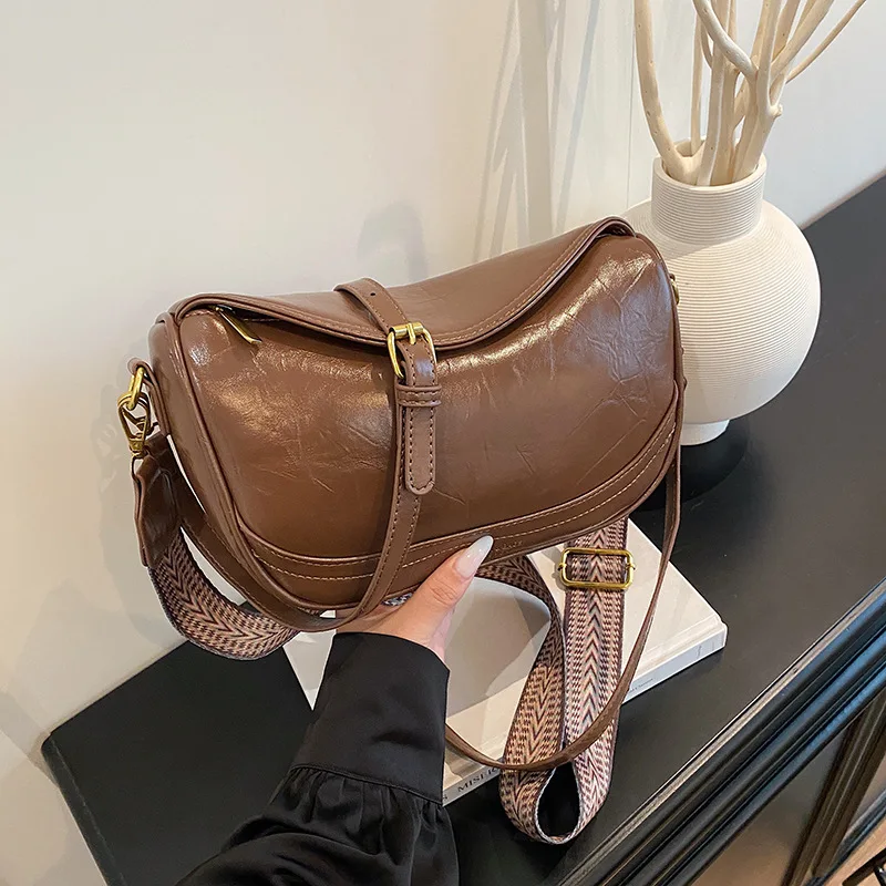 حقيبة وسادة بلون سادة، محفظة كتف بحزام عريض للنساء، حقيبة كروس أنيقة من النهار إلى الليل، حقيبة حبال عصرية #1