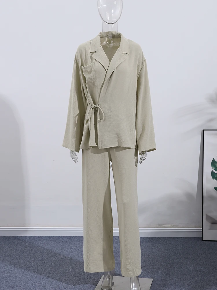 Neue Damen-Outfits: Schicke Anzüge mit Revers, seitlicher Schnürung, langen Ärmeln, Taschen und weiten Hosen – Detail 3