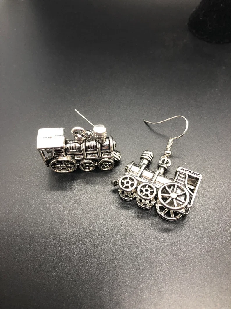 1 Pair  Train Earrings.Travel Enthusiast Pendant。