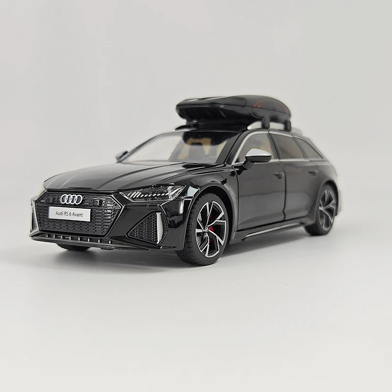 Interior del modelo Audi RS6 1:24 a escala, mostrando asientos y tablero.