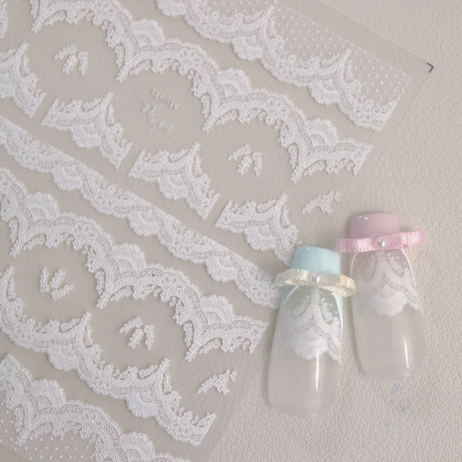 매력적인 레이스 장미 꽃 흰색 꽃잎 패브릭 아트 gird 진주 펜던트 불규칙한 패턴 5D 네일 아트 스티커 웨딩 매니큐어 데칼