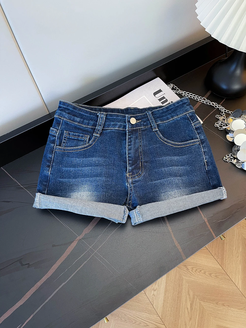 

Синие джинсовые шорты с рюшами, женские летние облегающие шорты с эффектом подтяжки ягодиц, эластичные, А-силуэт, в американском стиле, повседневные, с высокой талией...