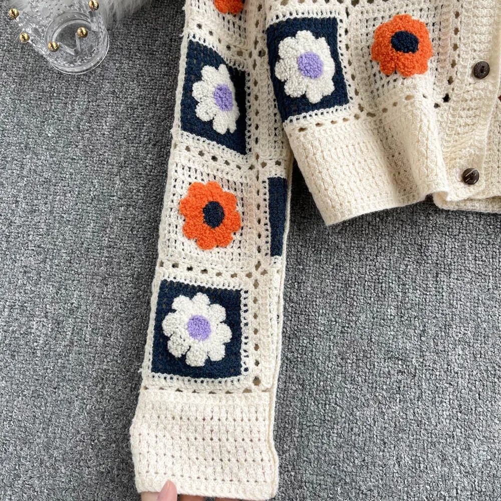 Cardigan da donna Granny Square all'uncinetto con fiori ricamati a maniche lunghe con bottoni e camicetta OpenKnit Boho Chic Retro Shrunken Cardigan