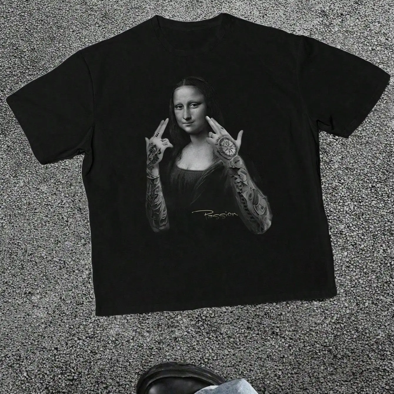 Men Vintage Streetwear Graphic T-Shirt - Edgy Tattooed Mona Lisa Peace Sign Print Black Crew Neck Short Sleeve