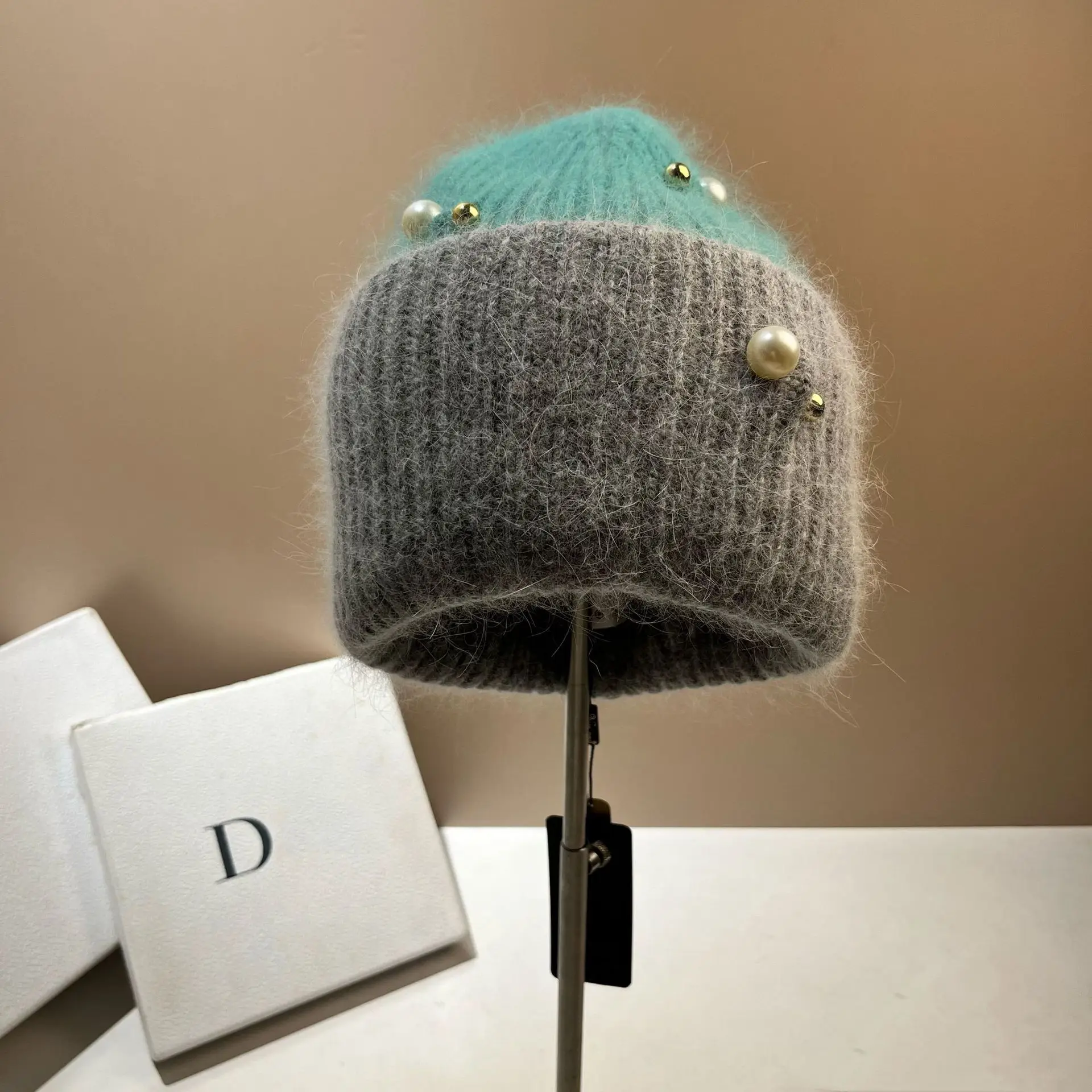 

Designer Pearls Brooch Knitted Hat Women Real Rabbit Fur Warm Wool Skullies Beanies Ear Protection Lady Walking Bonnet Cap