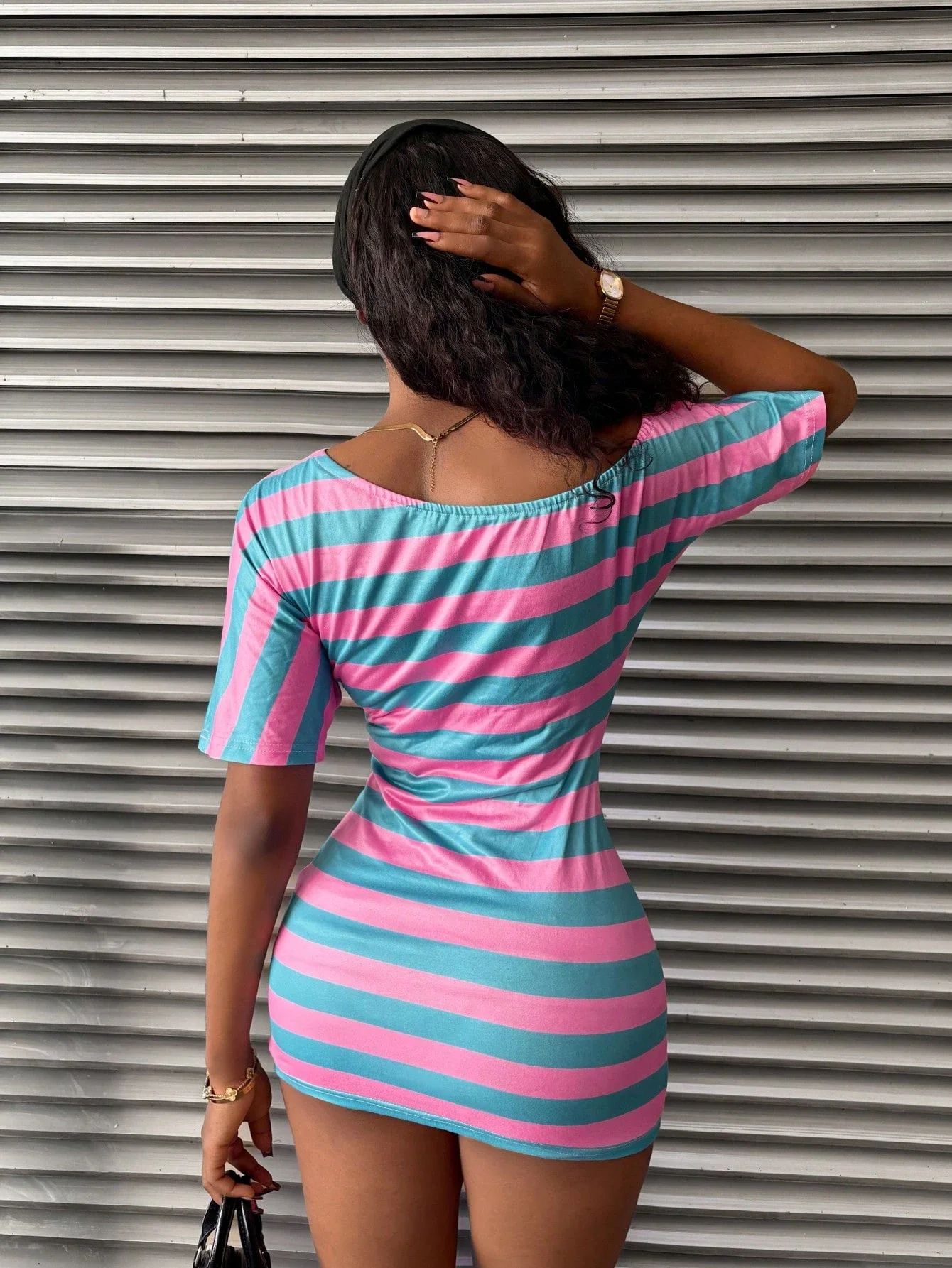 

Женское мини-платье в полоску с принтом букв и цифр, асимметричное, с открытым плечом, в стиле стритвир