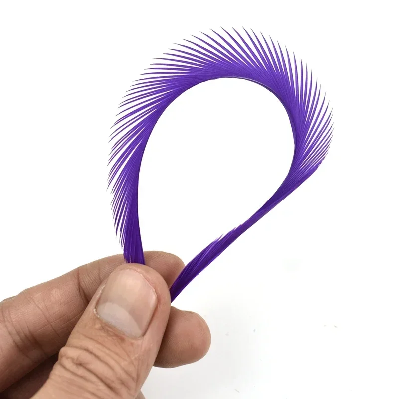 20 Stück Gänsefedern für Haaraccessoires, zum Basteln, für DIY-Schmuck, zur Dekoration von Kleidung, für Karneval, für Traumfänger, zum Nähen und für Handarbeiten. – Detail 5