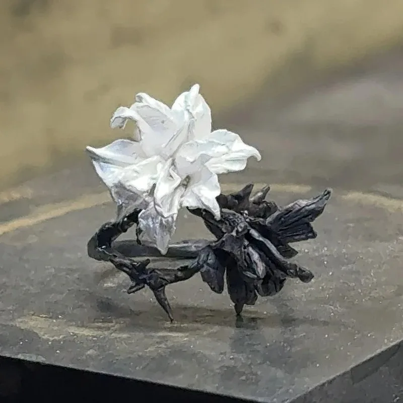 Exquisito anillo blanco y negro con flor de Mandala para mujer, anillo de dedo de fiesta Punk de Metal con personalidad, accesorios de joyería de moda