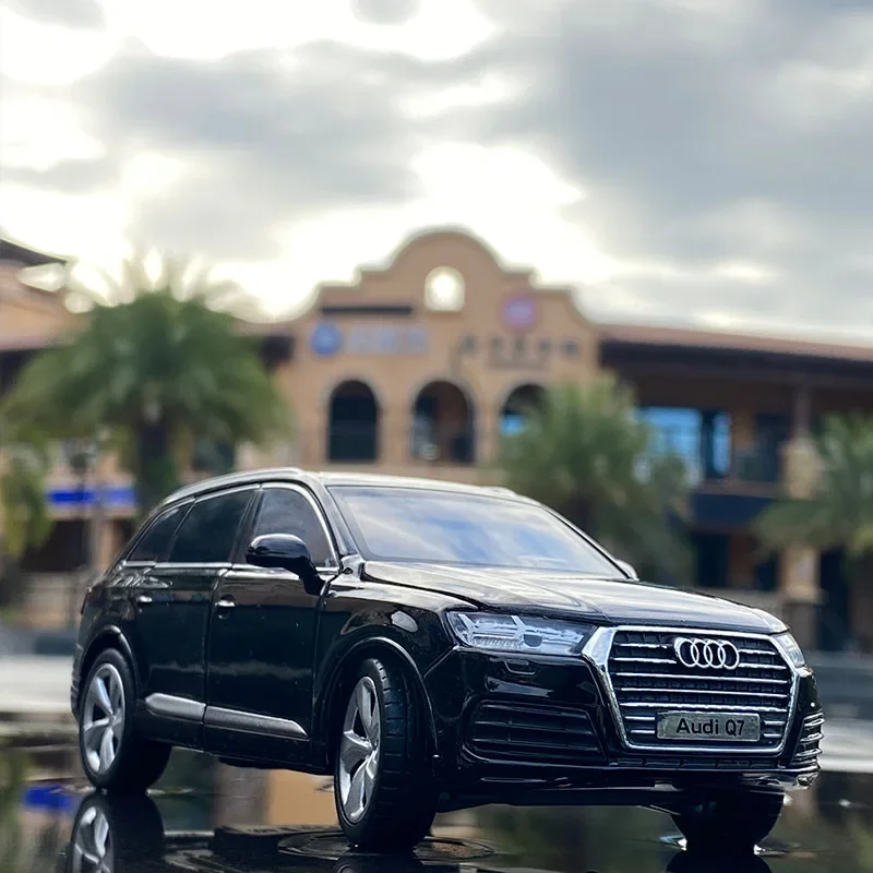 Modelo de coche de aleación Audi Q7 Sport SUV, escala 1:32, con luz de sonido extraíble, colección de regalos para niños, modelo de juguete fundido a presión, Mod en miniatura
